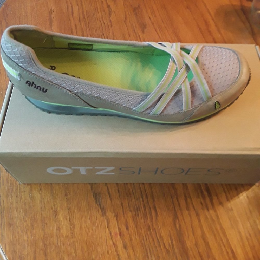 Ahnu by Teva Flat Travel Comfort Size 8.5